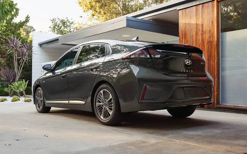 Hyundai Ioniq Plug-In Hybrid SEL 2022 exterior back