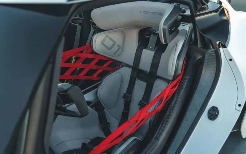 Porsche Mission R 2022 interior seats