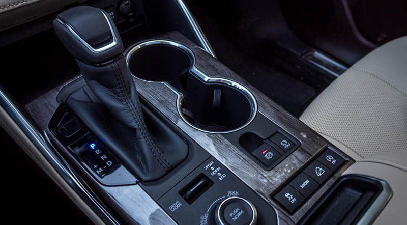Toyota Highlander Hybrid LE AWD 2022 Interior Gear View