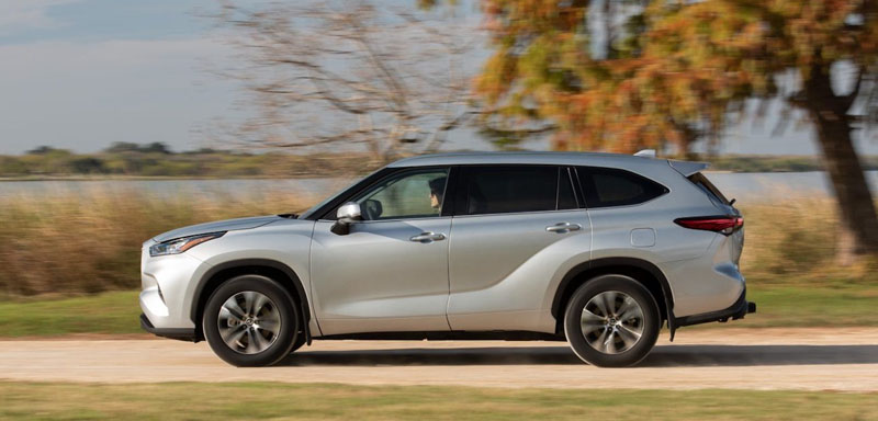 Toyota Highlander Hybrid Limited AWD 2022 Exterior Side View