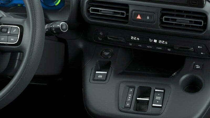 Toyota PROACE Verso M 75 kWh 2022 Interior Gear View