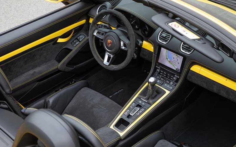 Porsche 718 Spyder 2022 interior side