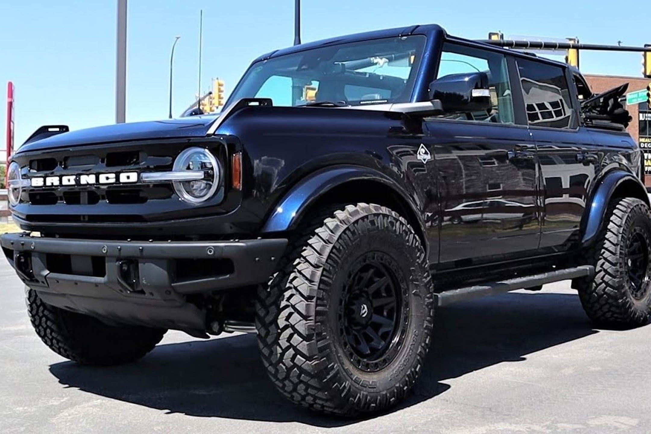 Ford Bronco Outer Banks 4 Door 2022 exterior side