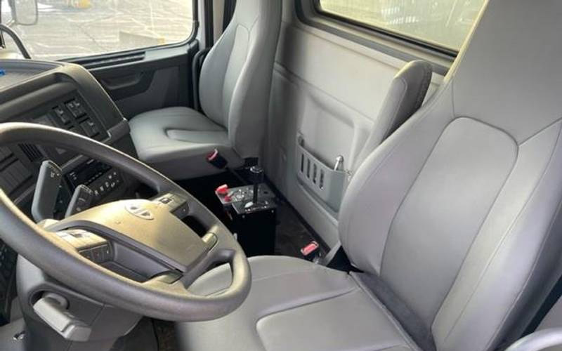Volvo VHD64B300 2022 interior seats
