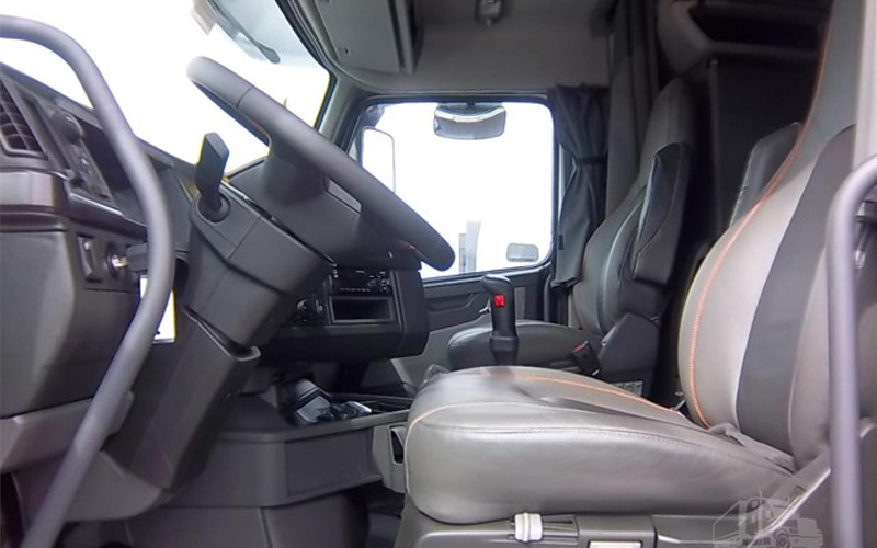 Volvo VNL 300 2022 interior seats