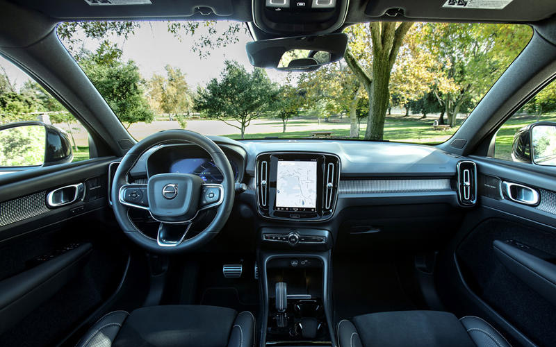 Volvo XC40 T4 Momentum 2022 interior side