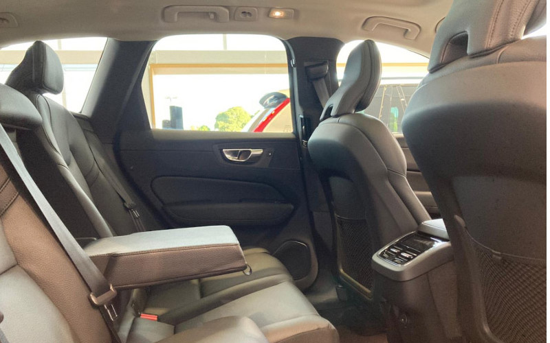 Volvo XC60 B5 Momentum 2022 interior seats
