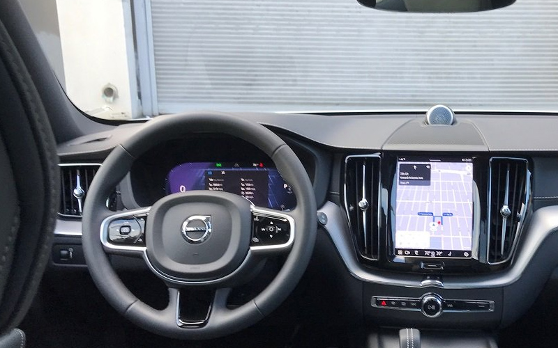 Volvo XC60 B6 R-Design 2022 steering view