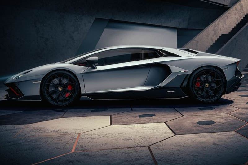 Lamborghini Aventador LP740-4 S 2022 Side View