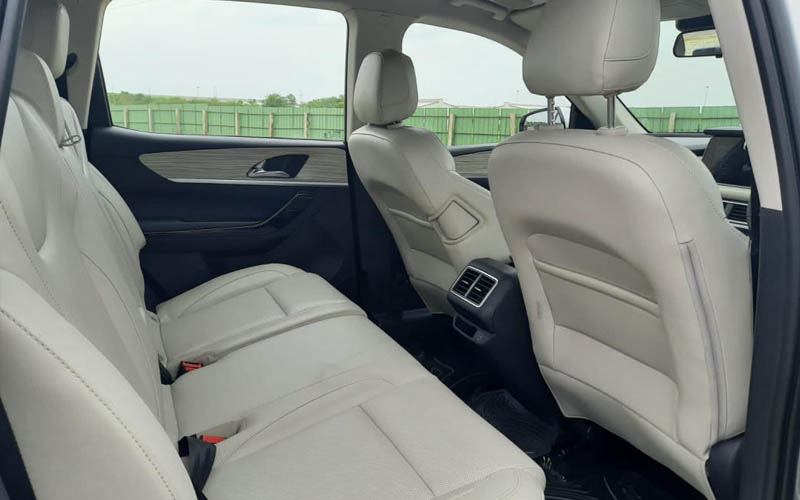 Mahindra XUV700 MX Petrol 2022 interior seats