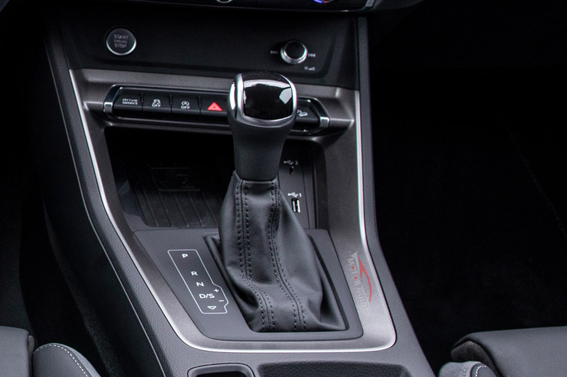 Audi Q3 2023 Interior Gear Veiw